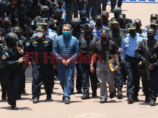 Momento en que el expresidente hondureño era trasladado desde Los Cobras hacia la Base Aérea Hernán Acosta Mejía.