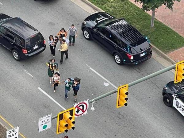 Las personas salieron corriendo del lugar.