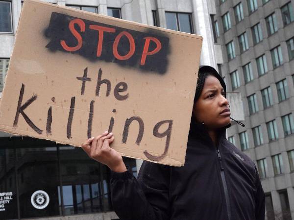 Los manifestantes se reúnen y marchan por el centro de la ciudad para protestar por la muerte de Tire Nichols el 28 de enero de 2023 en Memphis, Tennessee.