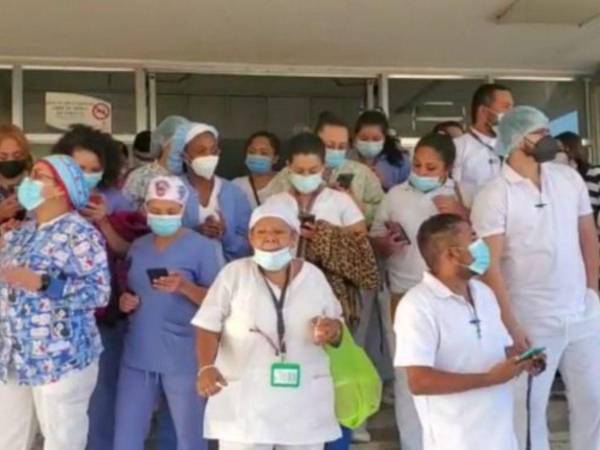 Doctores y enfermeras en plena lucha para que les paguen cinco meses de salario.