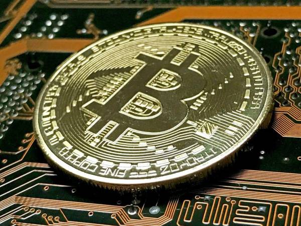 El bitcoin fue creado en 2009 por un usuario bajo el pseudónimo Satoshi Nakamoto, siendo esta una de las primeras criptomonedas.