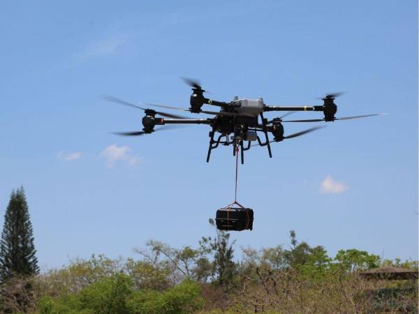 El 911 realizando una demostración de la capacidad de los drones que adquirió.