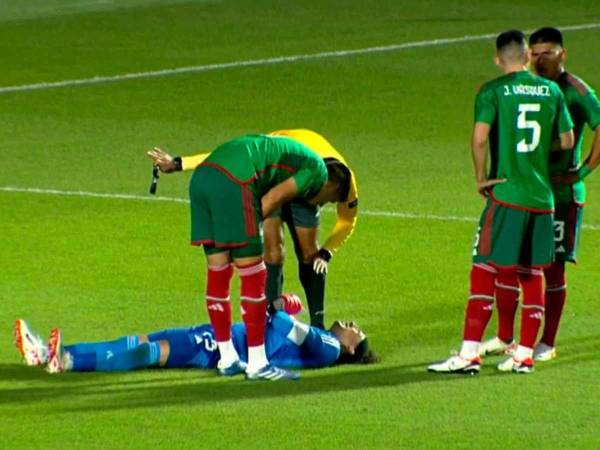 Guillermo “Memo” Ochoa mientras se quejaba por el dolor que sentía por haber quedado lesionado a los 21 minutos.