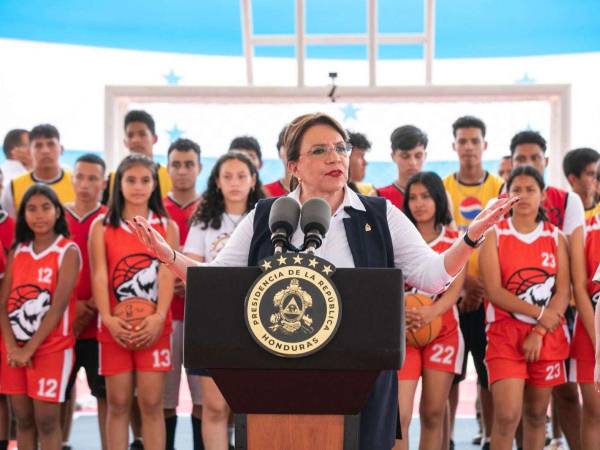 La presidenta Xiomara Castro asistió a la inauguración del polideportivo al que nombraron Ramón Díaz López, exalcalde de Catacamas