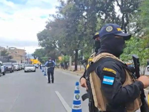 Este sábado -24 de diciembre- elementos policiales se desplazan en varias zonas de Tegucigalpa, capital de Honduras, durante el desarrollo de masivos operativos como parte del toque de queda que tiene como fin atacar la delincuencia. A continuación más detalles.