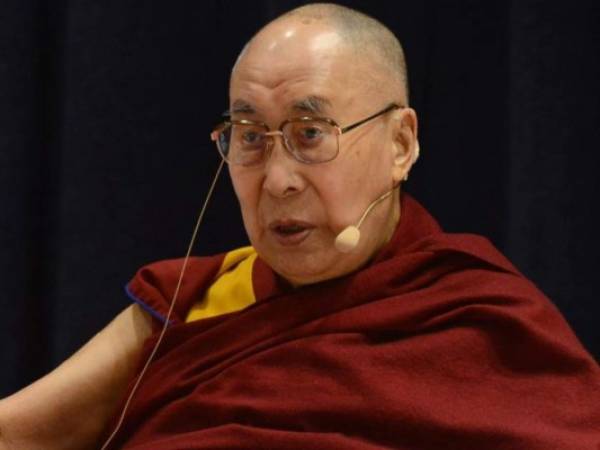 El líder espiritual del budismo tibetano se disculpó tras la controversia. Foto AFP