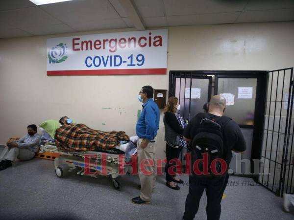 El triaje y la Sala Covid-19 del Hospital de Especialidades del IHSS permanecen saturadas de pacientes afectados por el coronavirus.