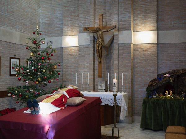 El papa Benedicto XVI en el interior de la capilla del monasterio Mater Ecclesiae.