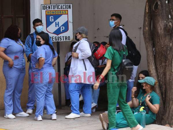 Entre los manifestantes hay estudiantes de medicina, enfermería, nutrición, fonoaudiología, radiotecnología, odontología, entre otras carreras.