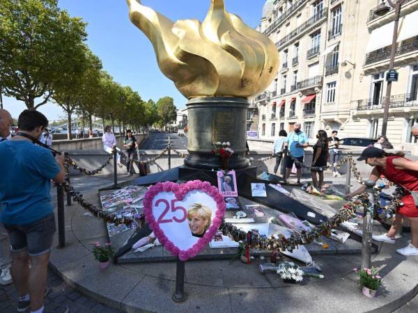 Se realizó un memorial improvisado en París, sobre el túnel donde murió la princesa Diana.