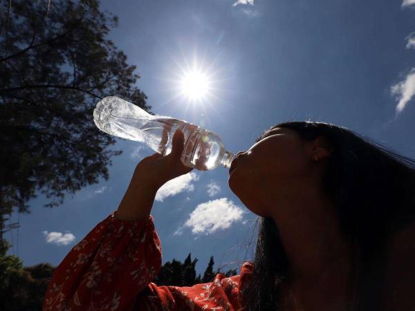 Problemas de piel seca, sudoración y mareos son los síntomas que están presentando las personas que llegan a diario al Hospital del Sur con riesgo de fallecer por los golpes de calor.