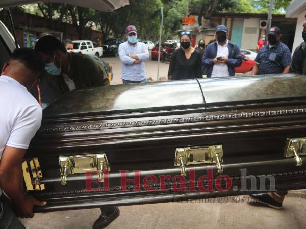 Familiares y colegas retiraron de Medicina Forense el féretro con el cuerpo del abogado Gerardo Abraham Meza Henríquez.