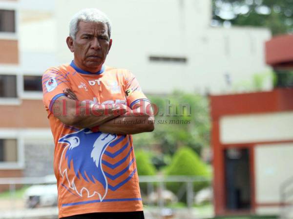 El técnico Héctor Castellón observa silenciosamente cada movimiento y comportamiento de sus jugadores.