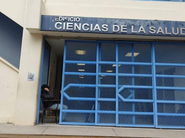 Ayer, un grupo de estudiantes de la carrera de terapia funcional se tomaron el edificio de Ciencias de la Salud en la UNAH.