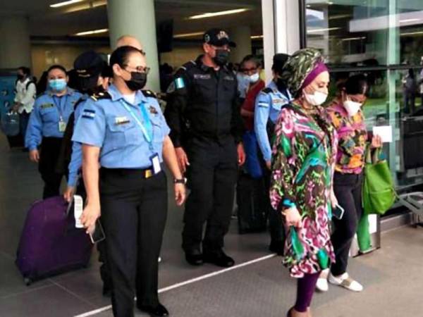 Piedad Córdoba mientras era requerida en el Aeropuerto Internacional de Palmerola, tras ser sorprendida en posesión del fajo de dólares de origen sospechoso.