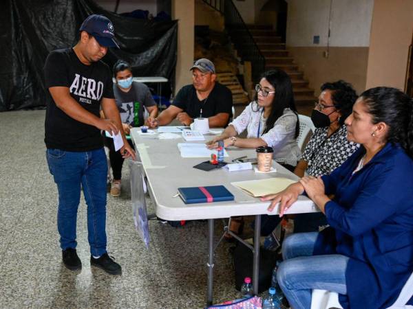 Seis centros de votación estarán abiertos desde las 7:00 PM -hora local-.