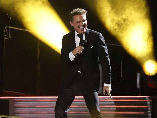 El Sol de México brilló con intensidad en la noche del viernes en Tegucigalpa con sus canciones, romance e inigualable voz. A continuación las imágenes de los mejores momentos del concierto de Luis Miguel Tour 2024.