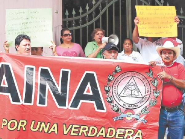 Los trabajadores del INA esperan que la crisis financiera se resuelva pronto porque ya no aguantan tanta incertidumbre.