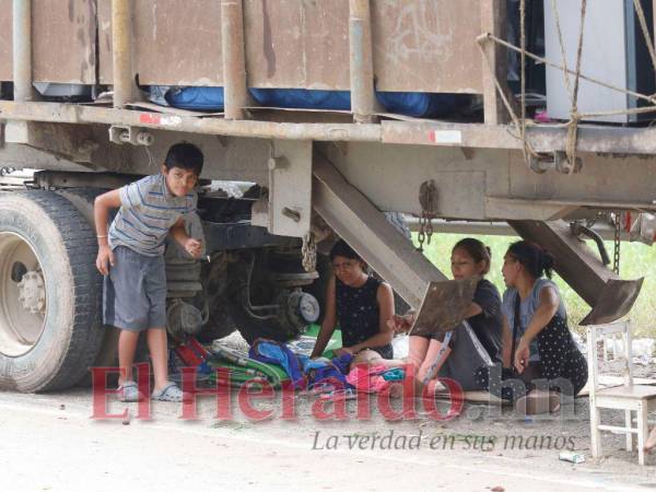 Algunas familias que tuvieron que dejar sus casas se quedaron en las calles, abajo de camiones, en covachas de plástico o champas que apenas los cubrían de la lluvia.