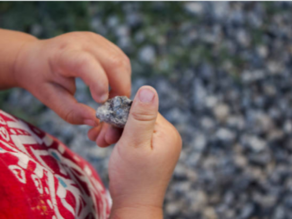 Hasta el momento se desconocen detalles de dónde habría obtenido la piedra el pequeño niño.