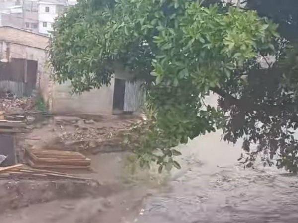 La quebrada “La Orejona” ante las fuertes lluvias comenzó a desbordarse, causando temor en los pobladores.