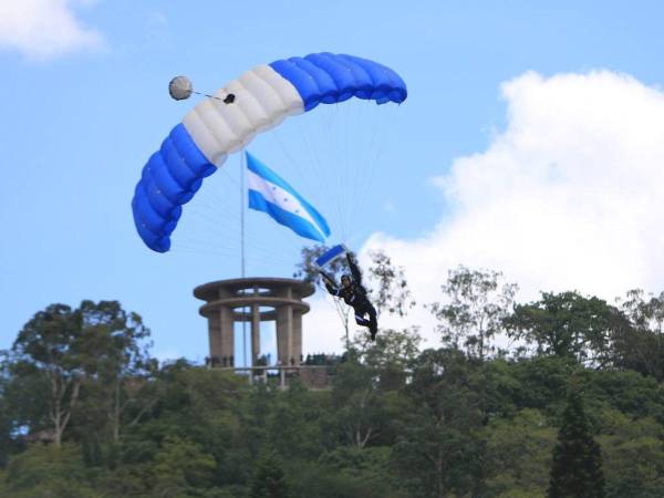 Un descenso suave y exitoso tuvieron los paracaidistas rozando casi la perfección.