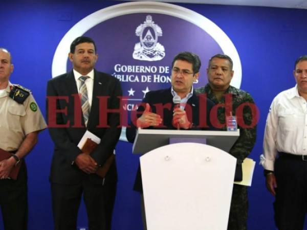 El presidente Juan Orlando Hernández, en conferencia de prensa junto a los miembros del Consejo de Defensa y Seguridad, anunció la creación de la Fuerza Nacional Antimaras y Pandillas.