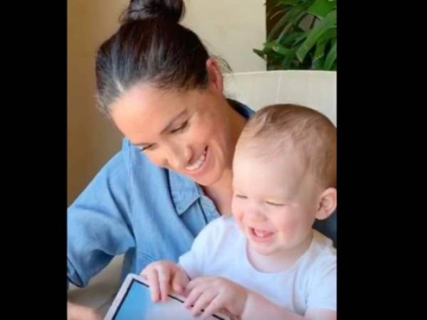 Meghan leyendo un libro a Archie en el día de su cumpleaños. Foto: Captura video Instagram