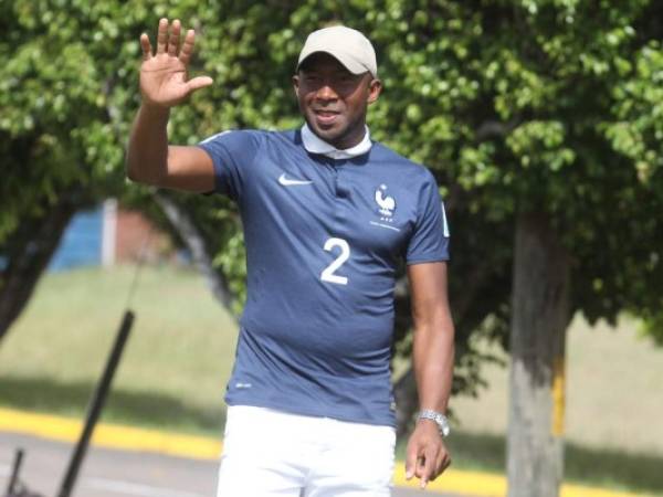 Sin duda alguna su presencia en la cancha, donde muchos años sudó la camiseta, le trajo grandes recuerdos a Jerry Palacios. Foto: Juan Salgado /OPSA