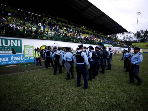 Tras el pitazo final del réferi central, el partido entre Olancho FC - Marathón terminó en una batalla campal que fue iniciada por el presidente de los potros.