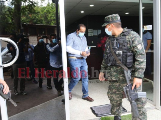 El imputado llegó la mañana de ayer a Medicina Forense esposado de manos, a bordo de un vehículo del Instituto Nacional Penitenciario (INP).