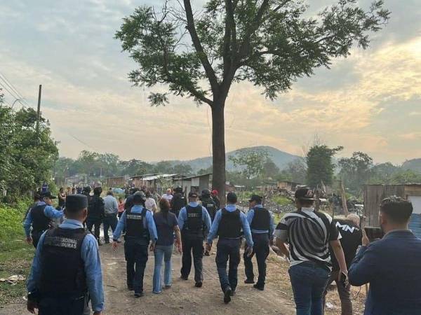 Autoridades policiales se aprestan a desalojar a pobladores en la colonia Arenales ante las denuncias de invasión de tierras.