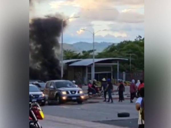 La protesta se mantuvo pacífica, hasta ayer -19 de octubre- cuando los manifestantes, vestidos con capuchas, comenzaron a quemar llantas y colocar grandes piedras en el bulevar Suyapa.