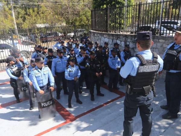 Este viernes miembros de la Policía Nacional llegaron hasta la Corte Suprema de Justicia (CSJ) ante el anuncio del plantón convocado por el Bloque de Oposición Ciudadana (BOC), después de que la presidenta de ese ente del Estado realizara una rotación contraria a la ley en las diferentes salas.