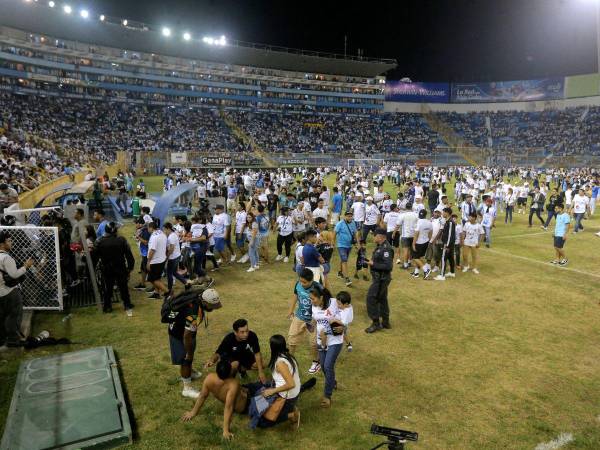 El partido fue suspendido mientras los cuerpos de socorro evacuaban a las personas del escenario.