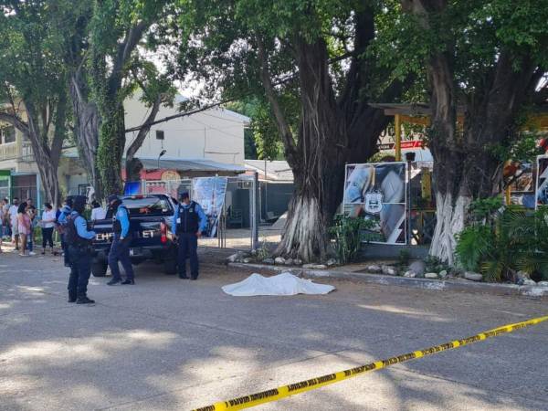 El cuerpo de Mario Oseguera quedó frente a su negocio, lugar donde fue atacado por los malhechores.