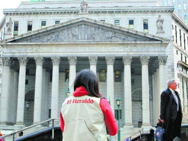 La enviada especial a Nueva York, Digna Aguilar, frente a la Corte del Distrito Sur donde se ventila el caso de los Rosenthal.