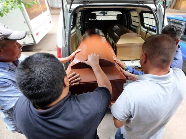 De acuerdo a informaciones preliminares, la dos personas serían hermanos y de profesión oficio. Sus familiares ya reclamaron sus cuerpos en la morgue capitalina.