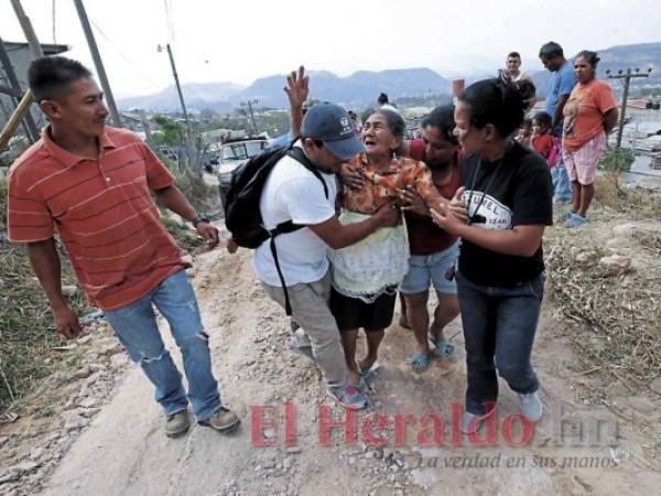 Una de las afectadas por el incendio en la colonia Dora de Asfura llora por la pérdida de su casa mientras es consolada por sus hijos. Fotos: Estalin Irías / EL HERALDO.