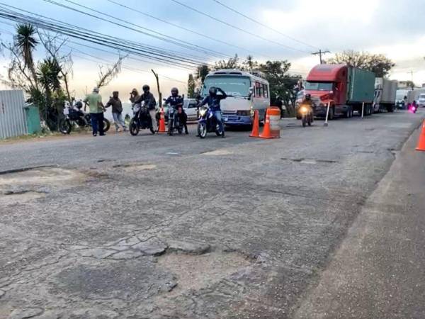 Transportistas de la ruta interurbana de la capital bloquearon el acceso a la espera de llegar a un acuerdo con las autoridades.