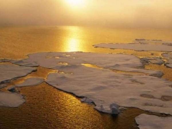 Cuando la temperatura sube en los océanos estos derriten el hielo de los casquetes polares y esto significa que aumente el nivel del mar.