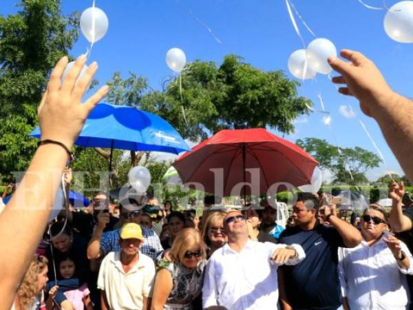 Durante el entierro se lanzaron globos blancos al aire en honor al fallecido periodista de HCH Igor Padilla. Foto: El Caliche