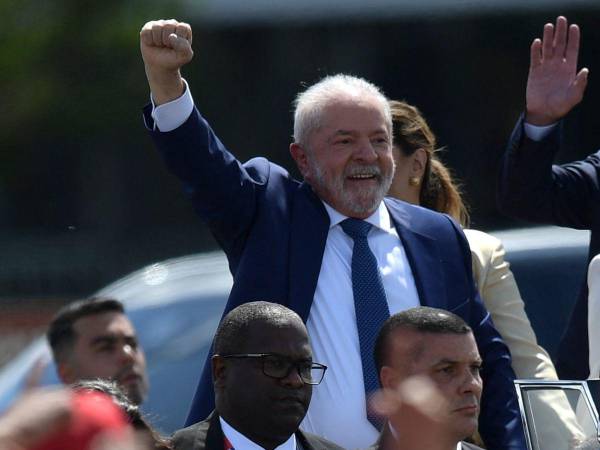 Lula llegó al Congreso con el tradicional Rolls Royce negro descapotable.