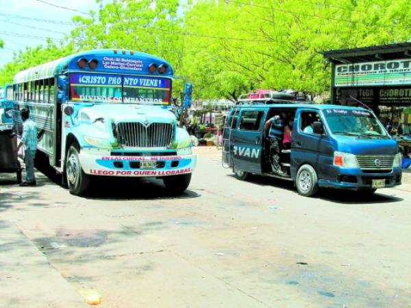 Todo autobús que se pretenda utilizar para excursiones tendrá que tener el permiso de la revisión, de lo contrario será decomisado. (Foto: Marlin Herrera)