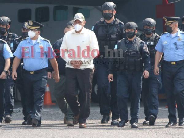 Juan Carlos “El Tigre” Bonilla cuando caminaba para abordar la aeronave en la que fue extraditado a Estados Unidos.