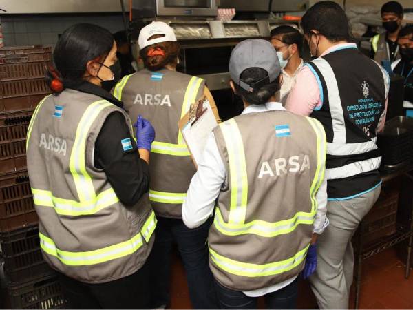 Pese a que Arsa informó que el restaurante fue cerrado, el restaurante aseguró que continúan atendiendo con normalidad.