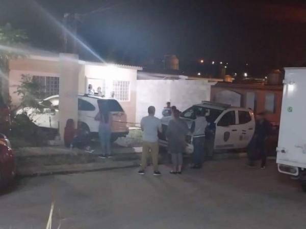 Tras el hallazgo de una mujer sin vida en la colonia Villa Foresta de la capital, agentes de la Policía Nacional capturaron a su esposo, un miembro activo de las Fuerzas Armadas. Él mismo fue quien alertó a las autoridades, pero le hallaron variedad de municiones. El padre de la víctima lo culpa directamente. A continuación los detalles.