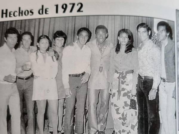 El primero de la izquierda es don Raúl Suazo Lagos. El sextor de izquierda a derecha es el eterno Pelé.