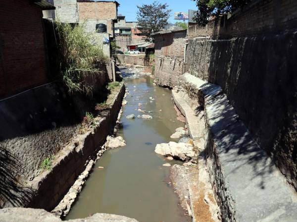 A lo largo de la quebrada en este sector se construirán muros de mampostería para resistir la presión del agua.