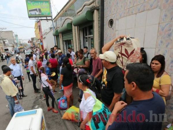 Cientos de personas hacen fila para poder abordar las unidades que los llevarán a su destino esta Semana Santa. Fotos David Romero / EL HERALDO